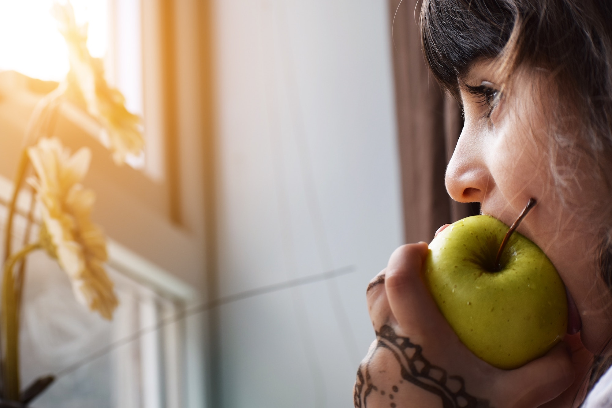 girl eating an apple Hungry Kids in the Learning Environment